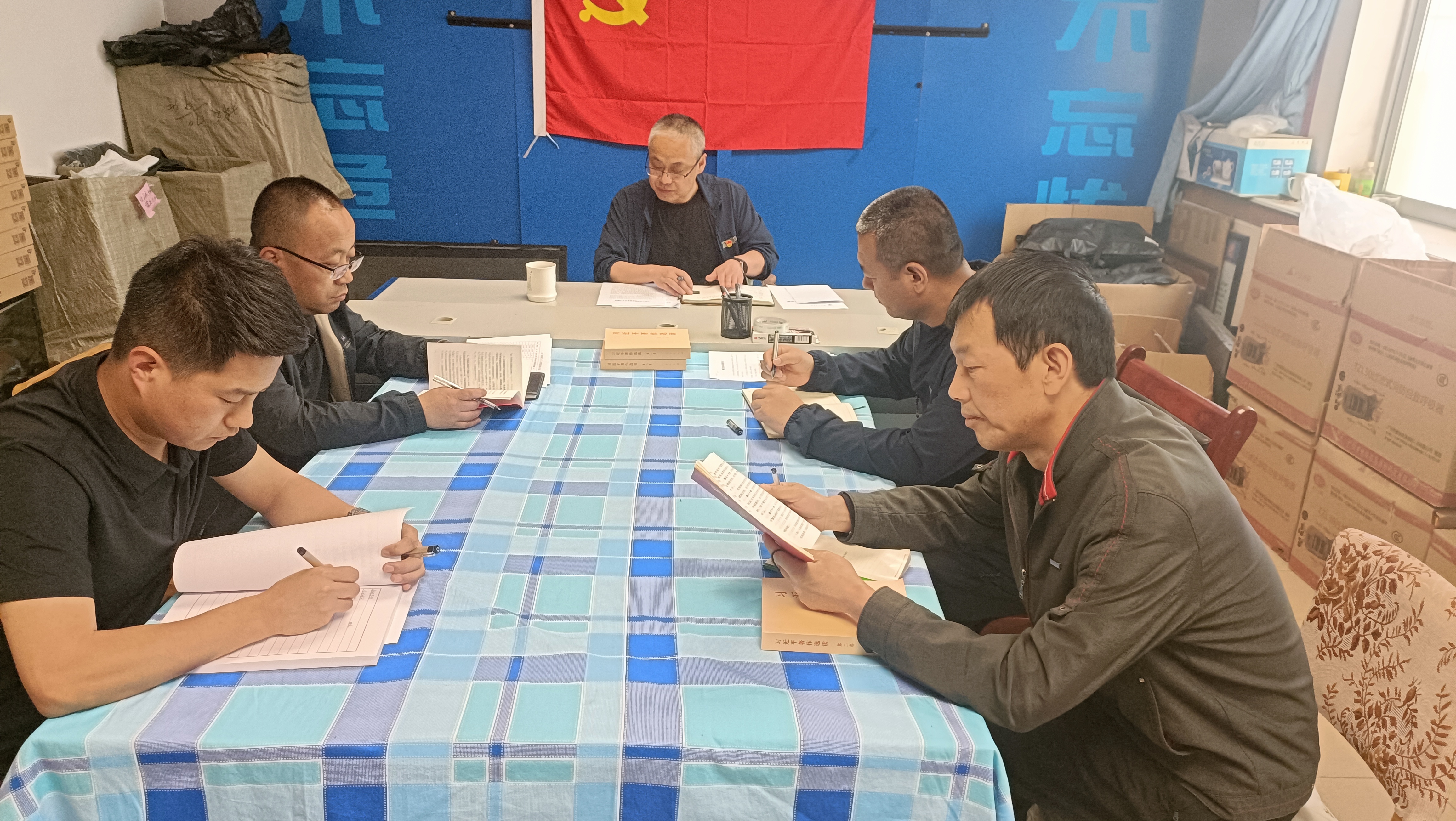 机关第七党支部召开党员大会