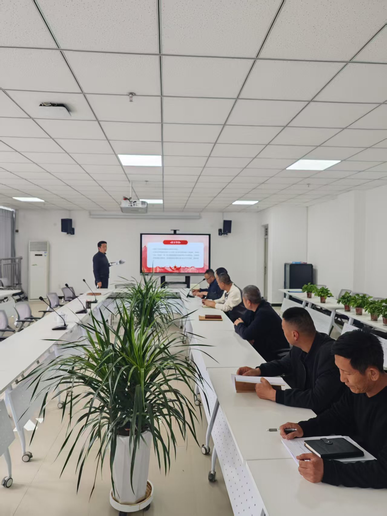 机关第七党支部组织党员开展...