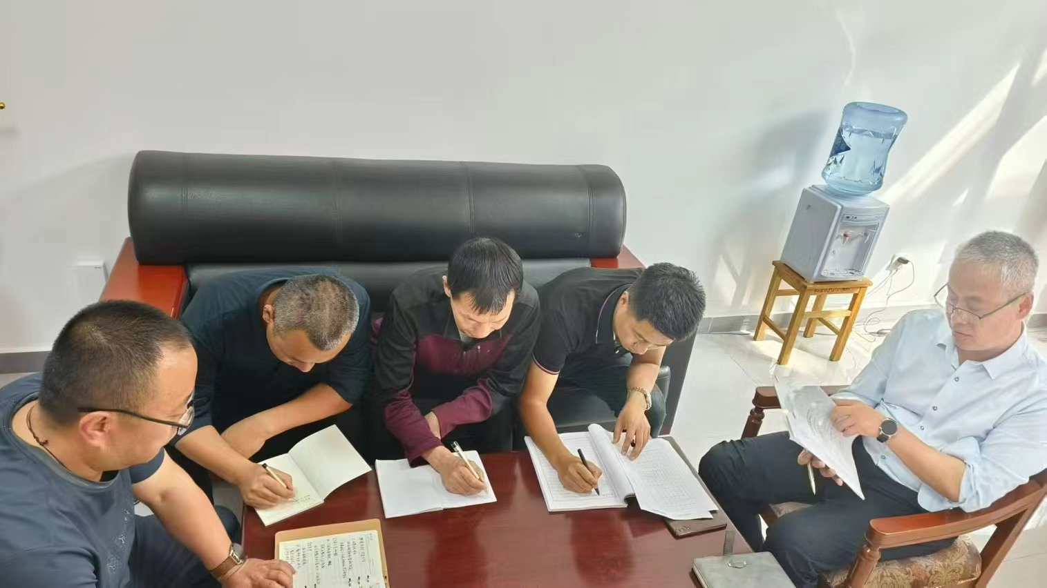 机关第七党支部组织党员开展...