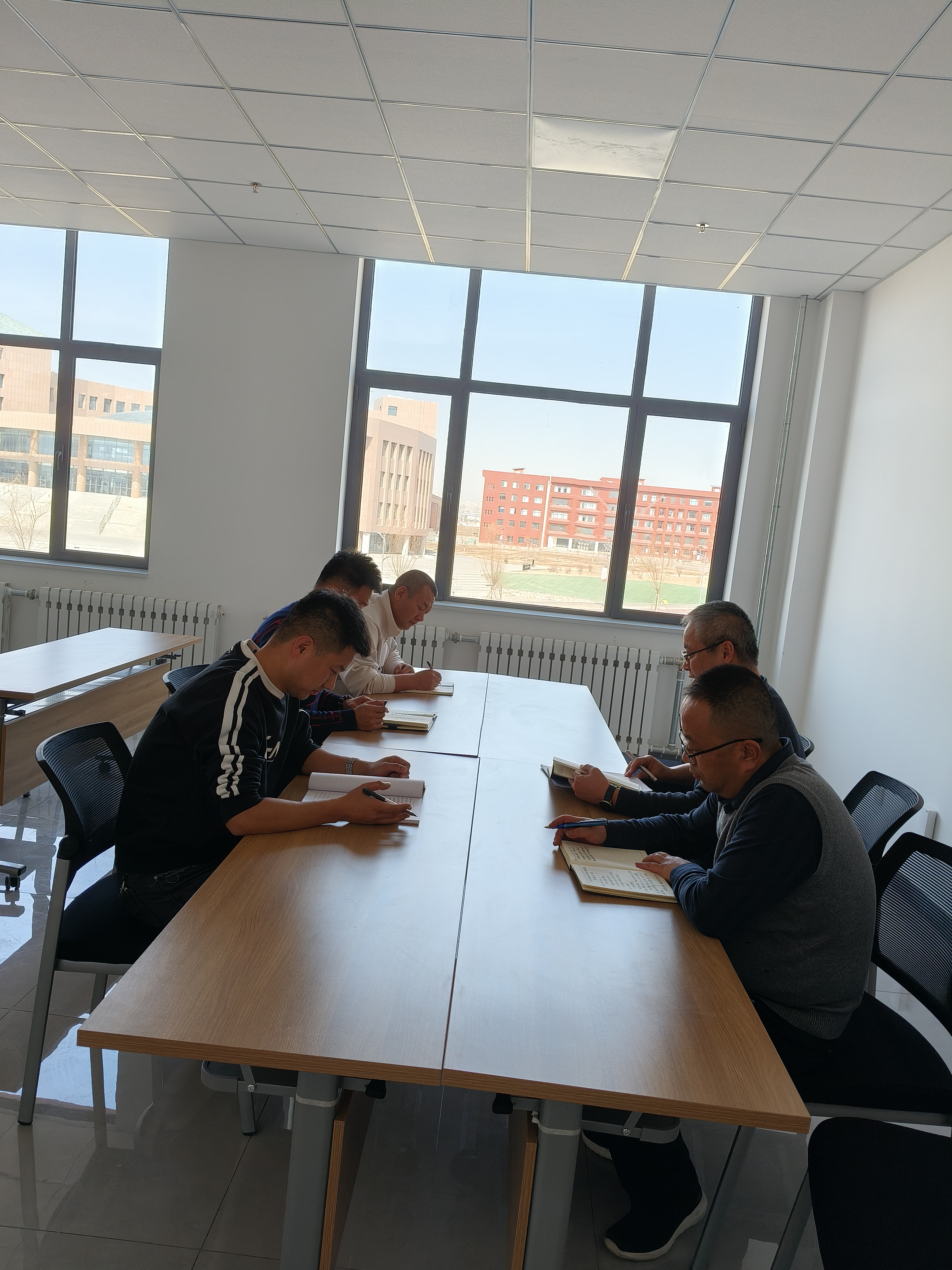 机关第七支部召开党员大会