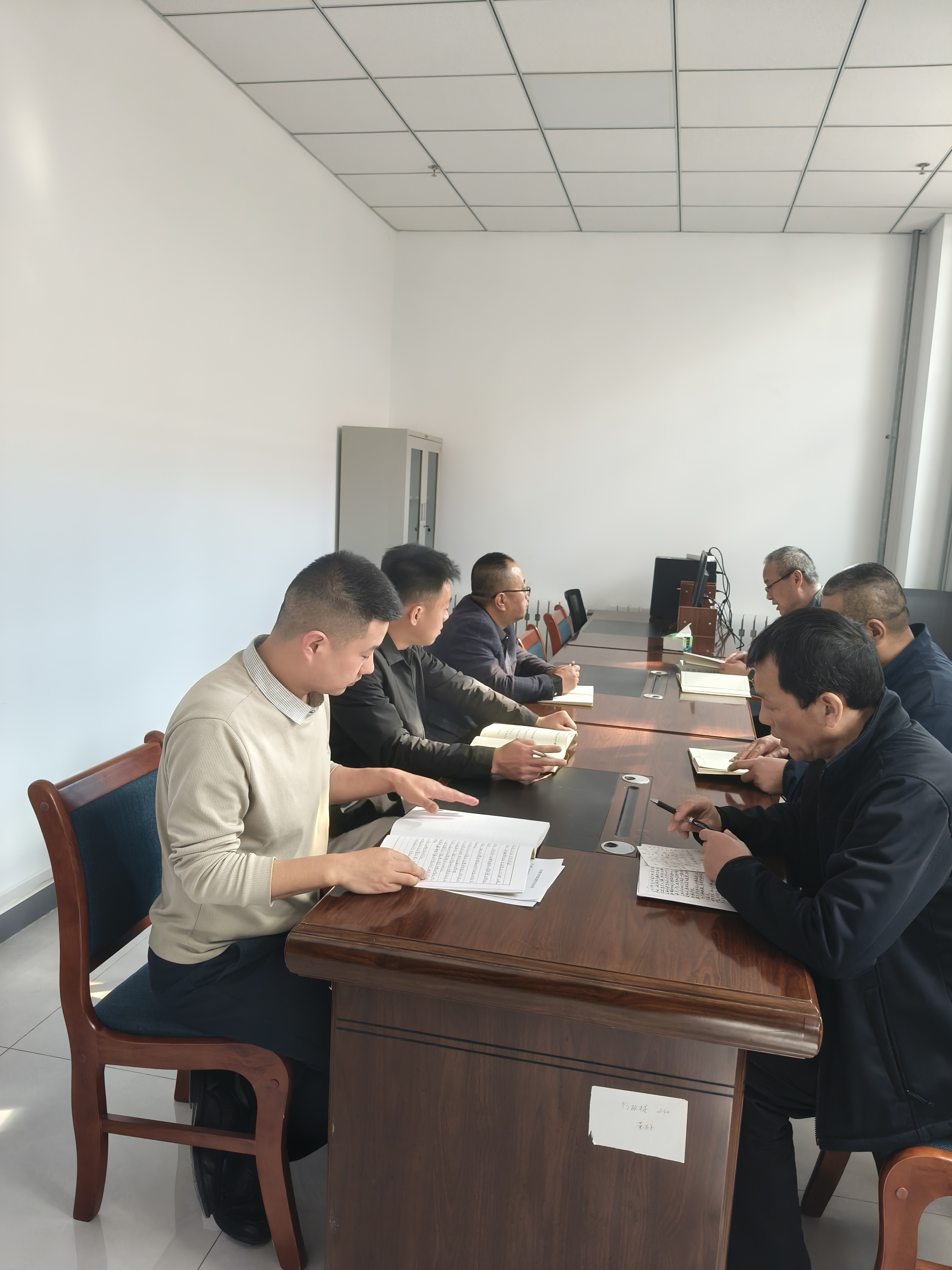 机关第七支部组织党员召开主...